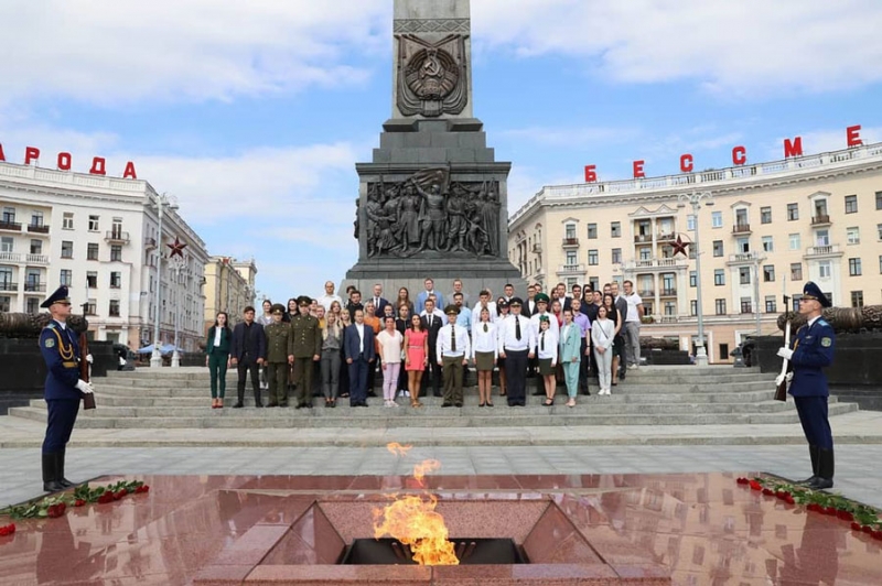 Делегаты Съезда БРСМ Минщины возложили цветы к подножию монумента Победы и Вечному огню