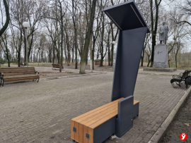 В парке «Случь» городского поселка Старобин появилась необычная новинка — смарт‑скамья. Теперь на центральной аллее можно не только присесть и отдохнуть, но и зарядить телефон прямо на свежем воздухе.