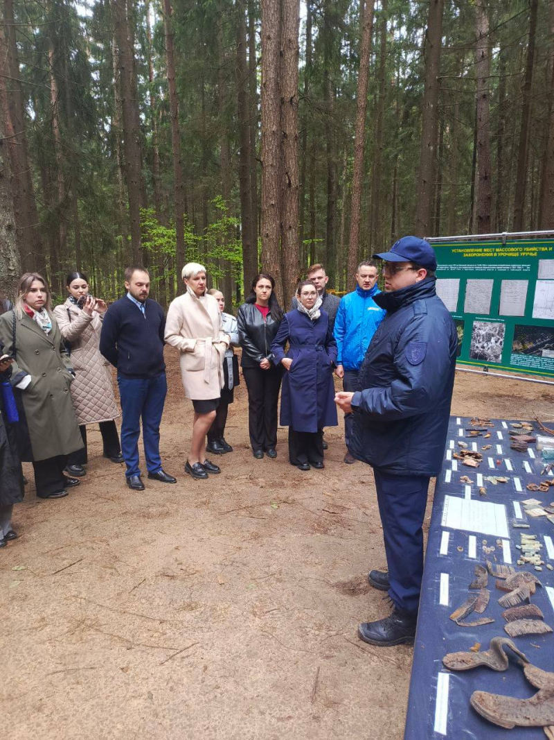 Молодежь Минщины из числа сотрудников Минской областной организации ОО «БРСМ» посетила места массового захоронения в урочище Уручье