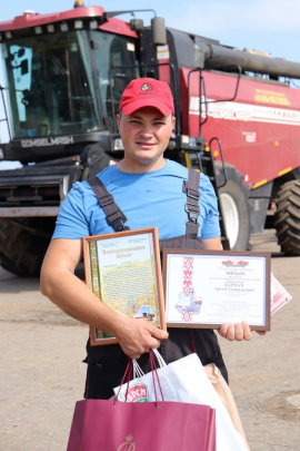 Сегодня в ОАО «Лань-Несвиж» чествовали одного из лидеров сезона уборки урожая — комбайнера Артема Карпача в рамках проекта «Молодежь за урожай»